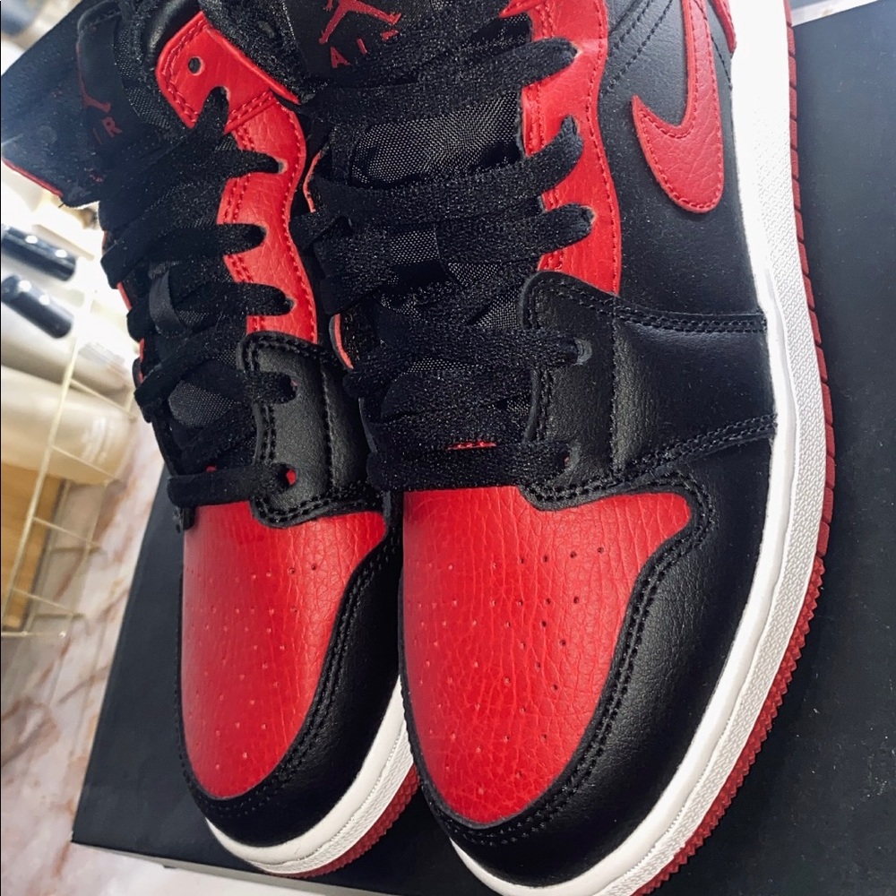 Jordan 1 Mid (Banned)